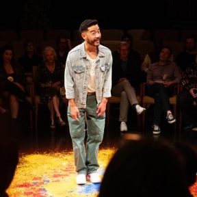 Review: ‘Every Brilliant Thing’ at the Geffen Playhouse counts the joys that make life livable
