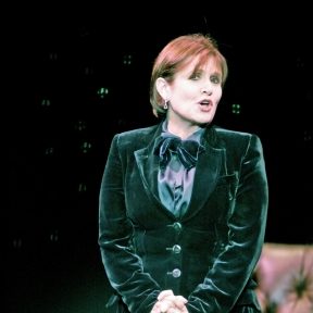 From the Archives: Carrie Fisher’s ‘Wishful Drinking’ shows that when it’s her story on stage, she brings it home
